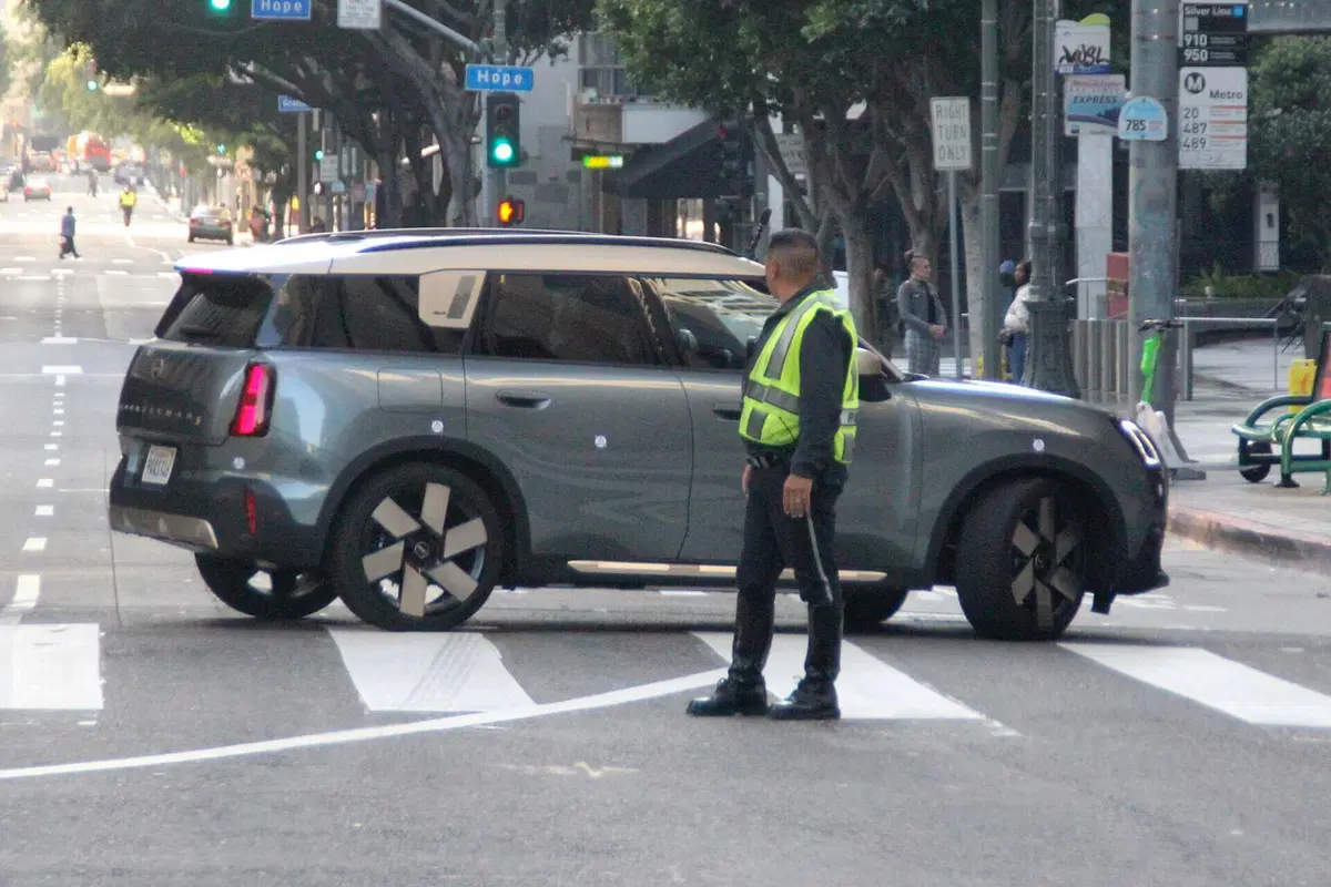 MINI Countryman 2023, ecco l’elettrica senza mimetica [Foto Spia] (14)
