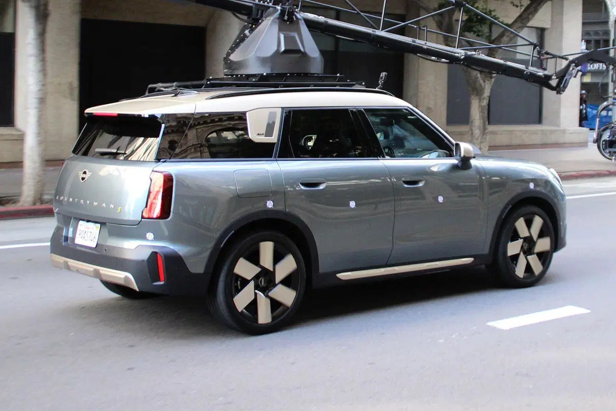 MINI Countryman 2023, ecco l’elettrica senza mimetica [Foto Spia] (17)