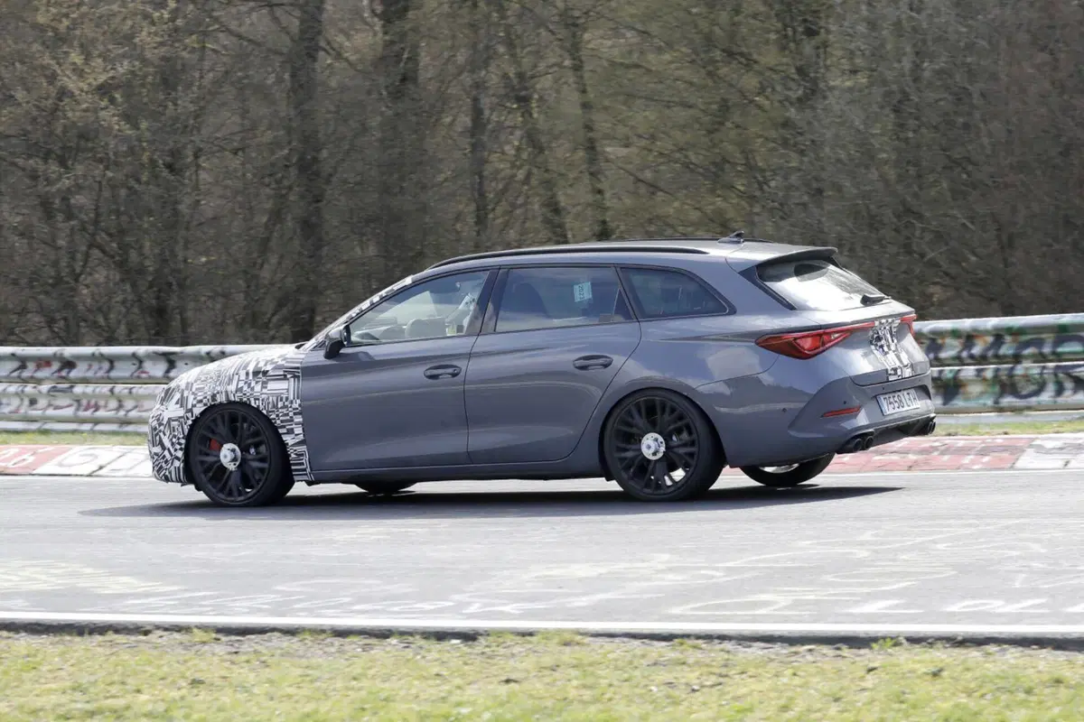 Cupra Leon 2023, il nuovo Facelift è al Nürburgring [Foto Spia] (11)