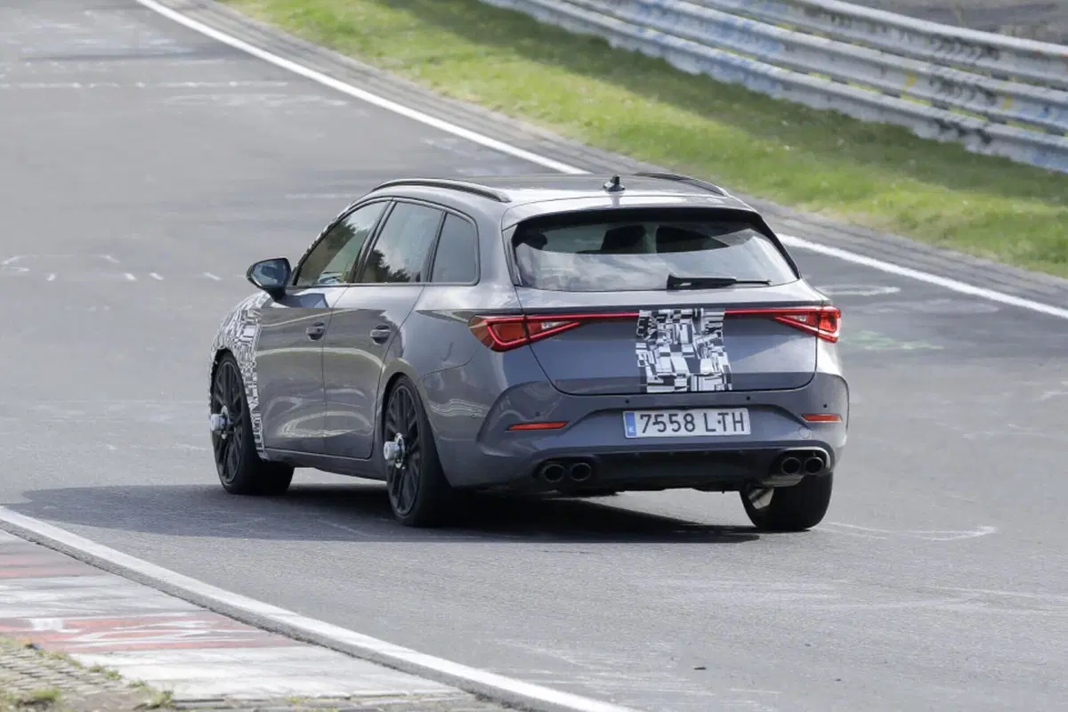 Cupra Leon 2023, il nuovo Facelift è al Nürburgring [Foto Spia] (12)
