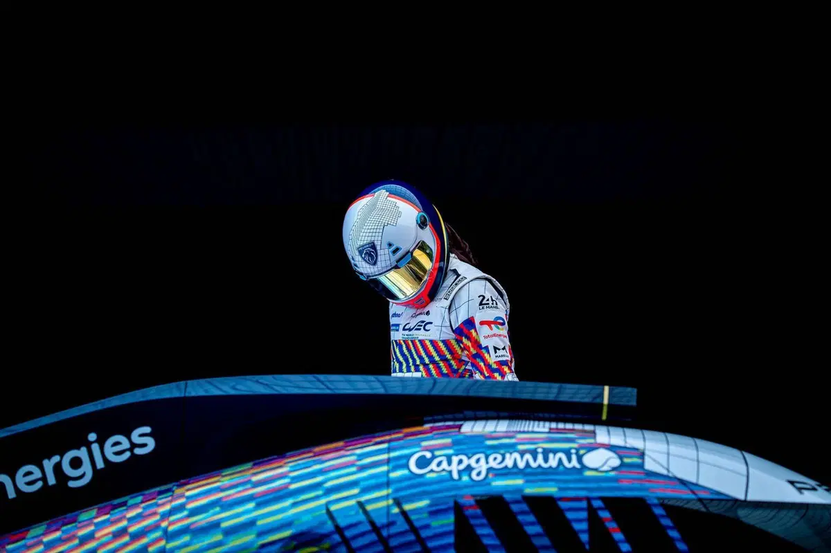 WEC. Peugeot 9X8, a Le Mans diventerà una Art Car: la livrea svelata alla Milano Design Week (6)
