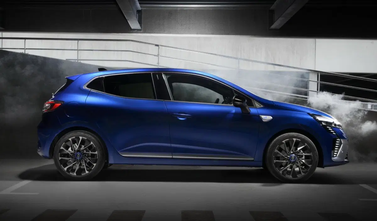 Scende in capo e le ha tutte contro: nuova Renault Clio, Top e Flop