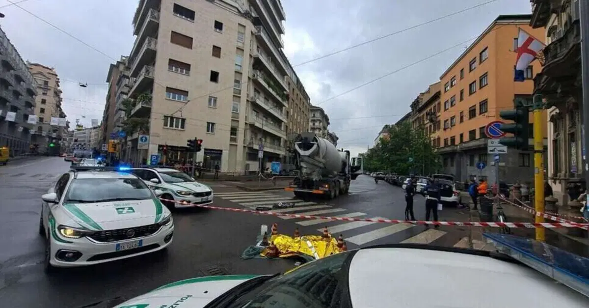 Betoniera investe una donna in bici in centro a Milano. L'autista "Uccidetemi"