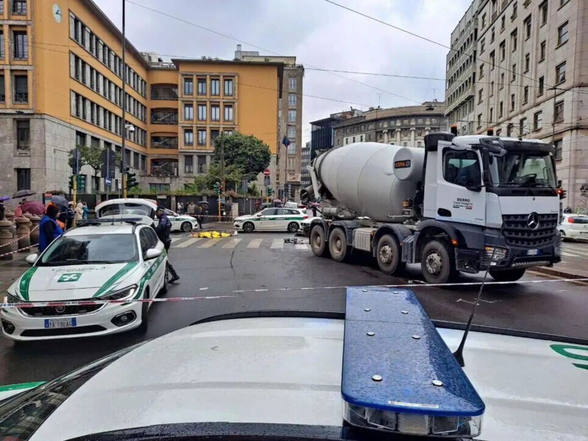 Betoniera investe una donna in bici in centro a Milano. L'autista "Uccidetemi"