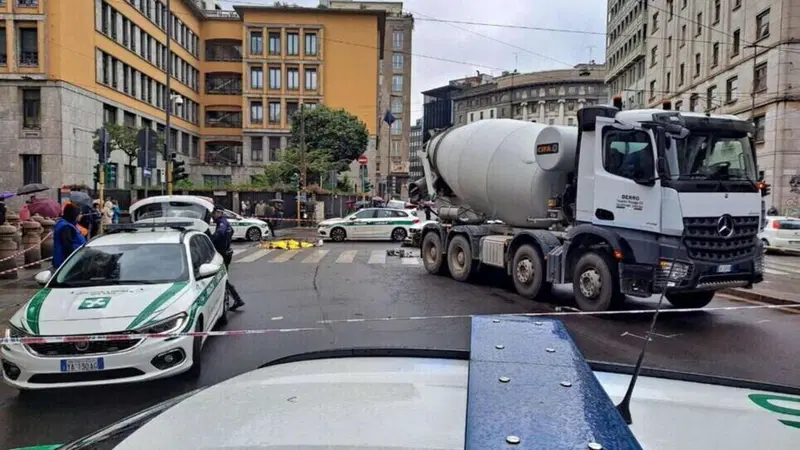 Betoniera investe una donna in bici in centro a Milano. L'autista "Uccidetemi"
