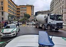 Betoniera investe una donna in bici in centro a Milano. L'autista Uccidetemi