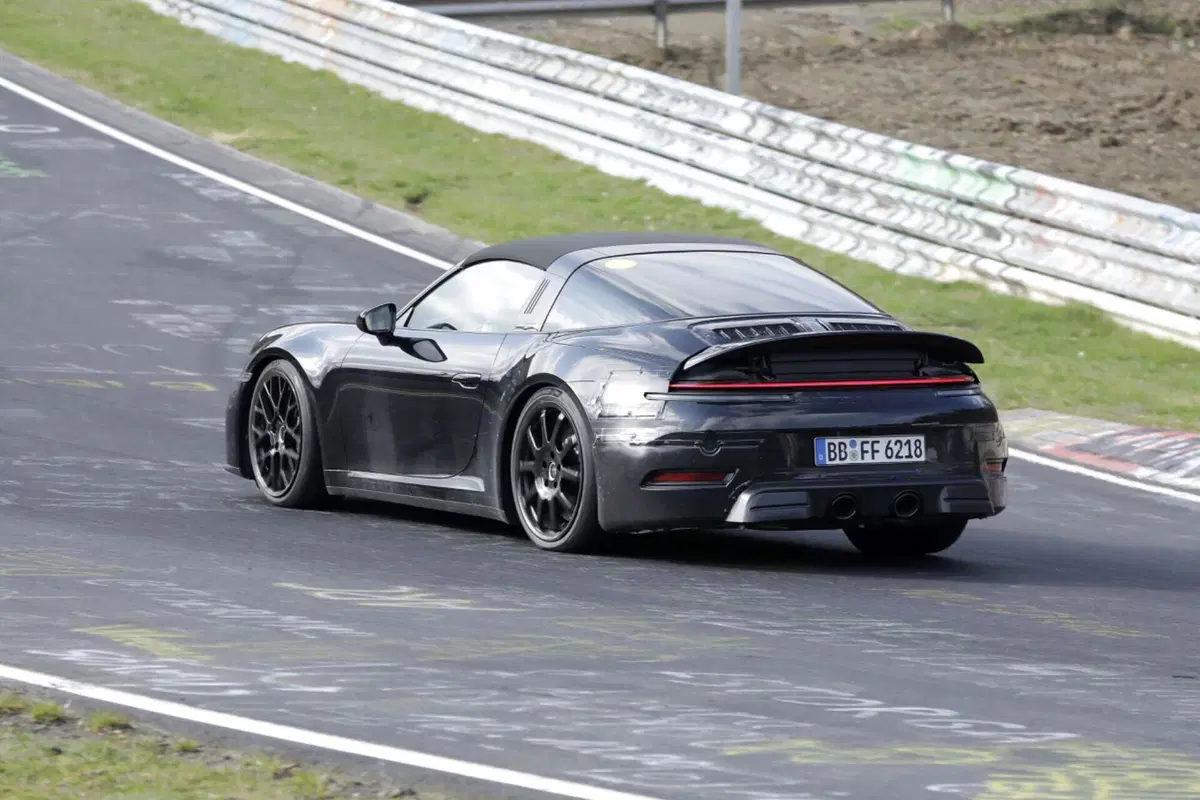 Porsche 911 Targa, il nuovo Facelift è in prova al Nürburgring [Foto Spia] (4)