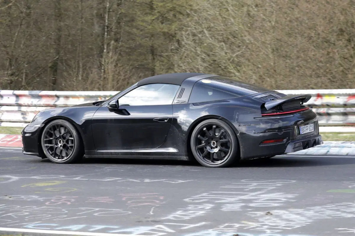 Porsche 911 Targa, il nuovo Facelift è in prova al Nürburgring [Foto Spia] (7)