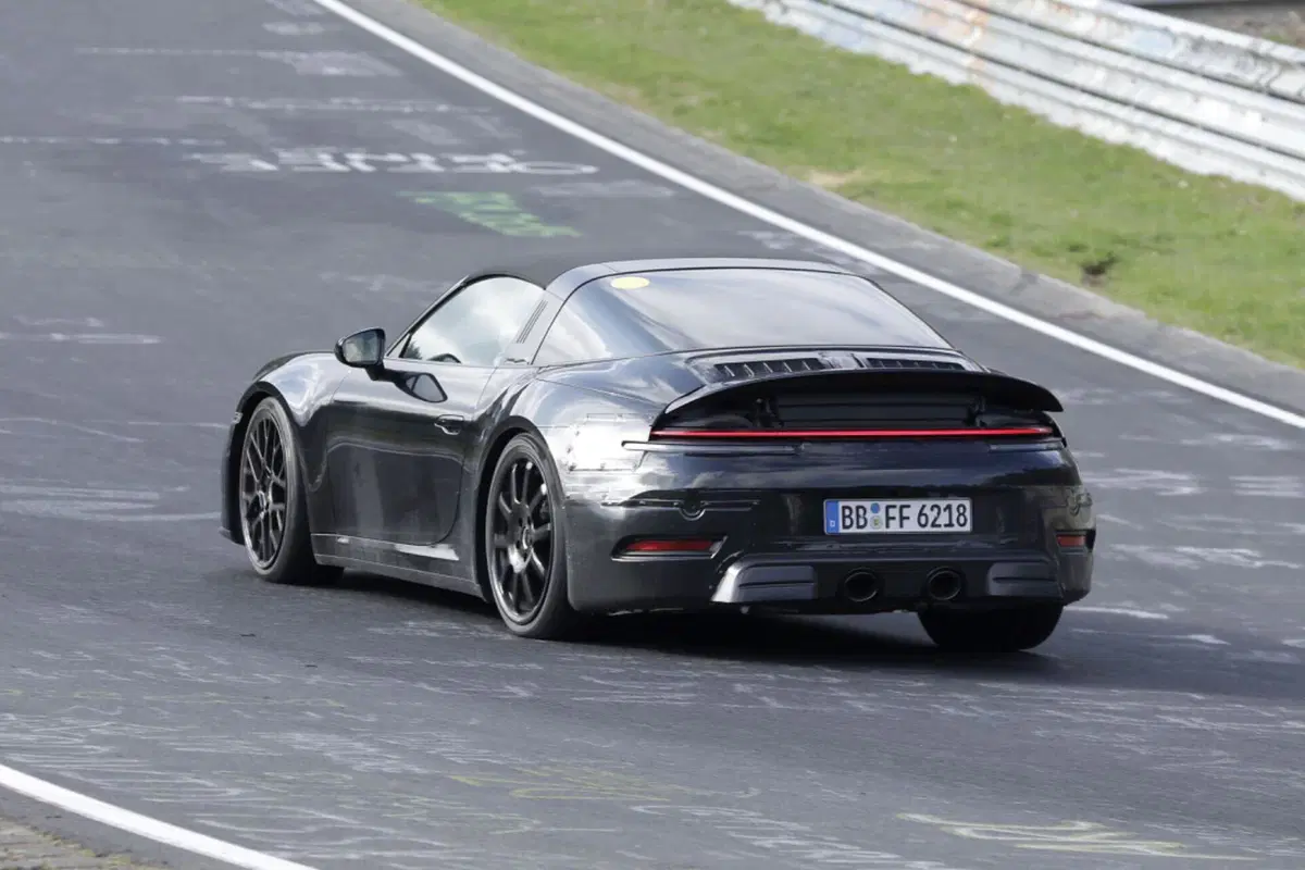 Porsche 911 Targa, il nuovo Facelift è in prova al Nürburgring [Foto Spia] (12)