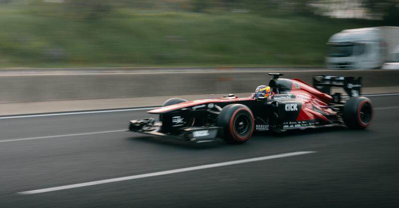 La Alfa Romeo F1 di Zhou Guanyu accende il motore e corre tra Cassino e Pomigliano