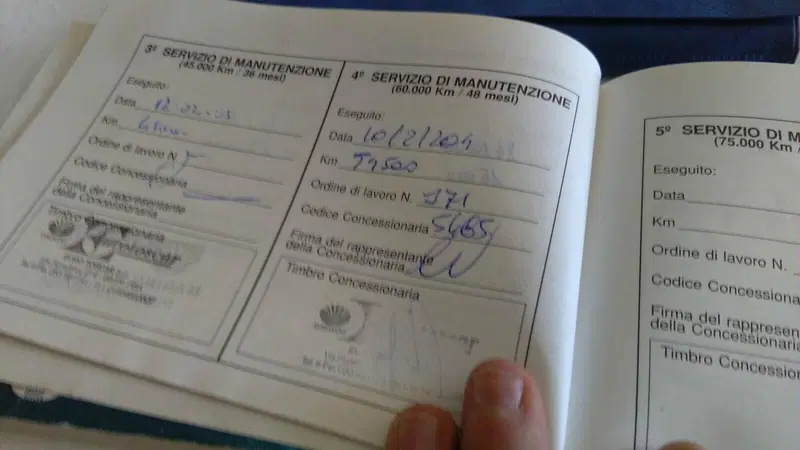 Un libretto dei tagliandi periodici