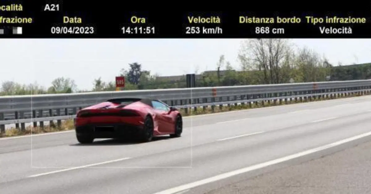Lamborghini Huracan segnalata a 253 km/h in autostrada, attenzione