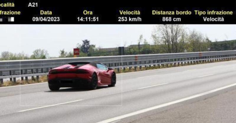 Lamborghini Huracan segnalata a 253 km/h in autostrada, attenzione