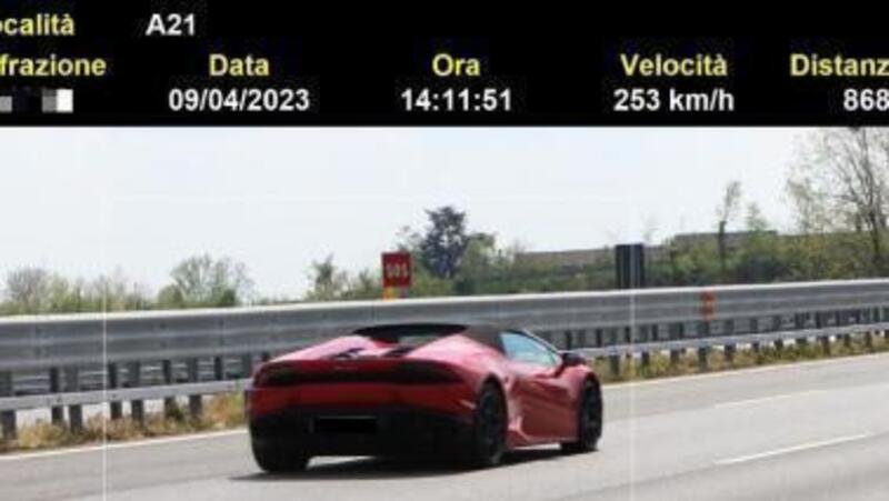 Lamborghini Huracan segnalata a 253 km/h in autostrada, attenzione