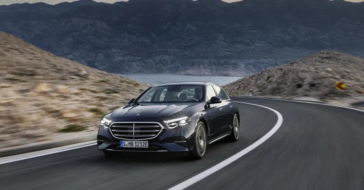 Mercedes Classe E 2023: tutta nuova e molto digitale. Quasi una Sonderklasse?  