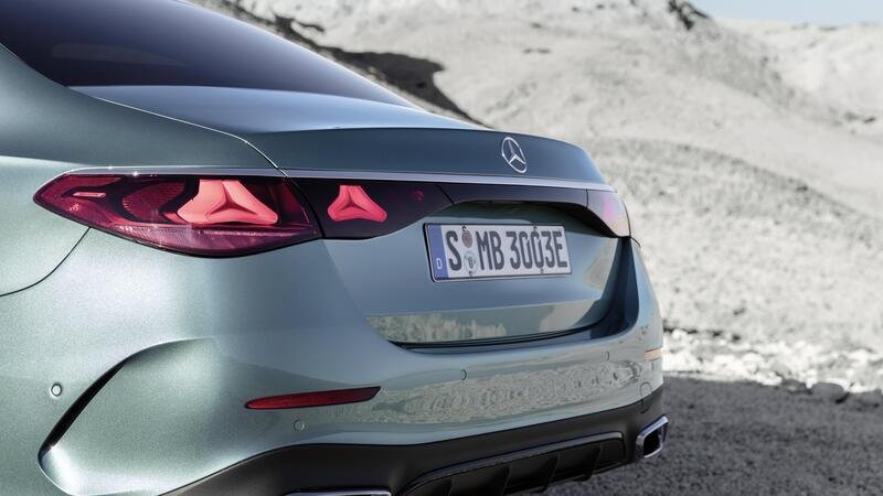 Mercedes Classe E 2023: tutta nuova e molto digitale. Quasi una Sonderklasse?  