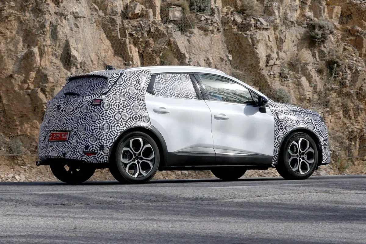 Renault Captur 2024, ecco il nuovo facelift [Foto Spia] (2)