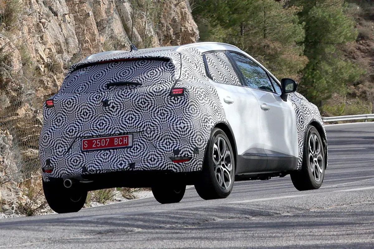 Renault Captur 2024, ecco il nuovo facelift [Foto Spia] (3)