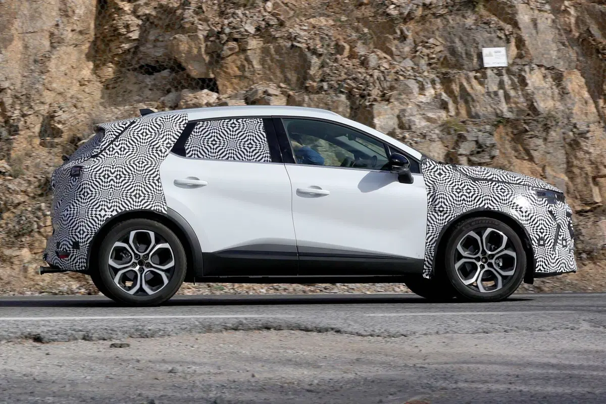 Renault Captur 2024, ecco il nuovo facelift [Foto Spia] (5)