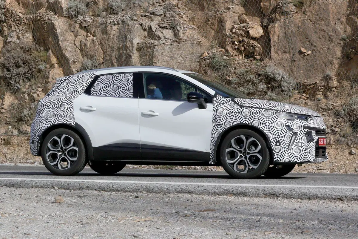 Renault Captur 2024, ecco il nuovo facelift [Foto Spia] (8)