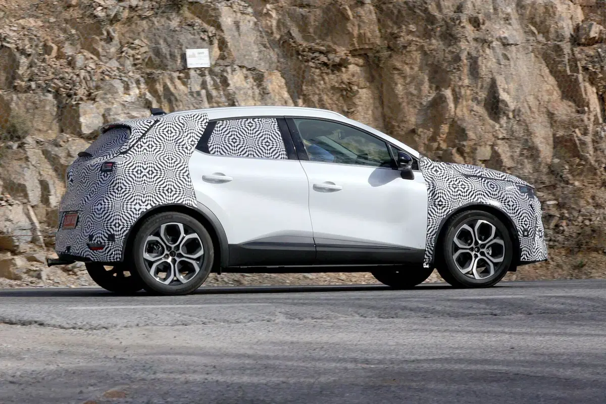 Renault Captur 2024, ecco il nuovo facelift [Foto Spia] (9)