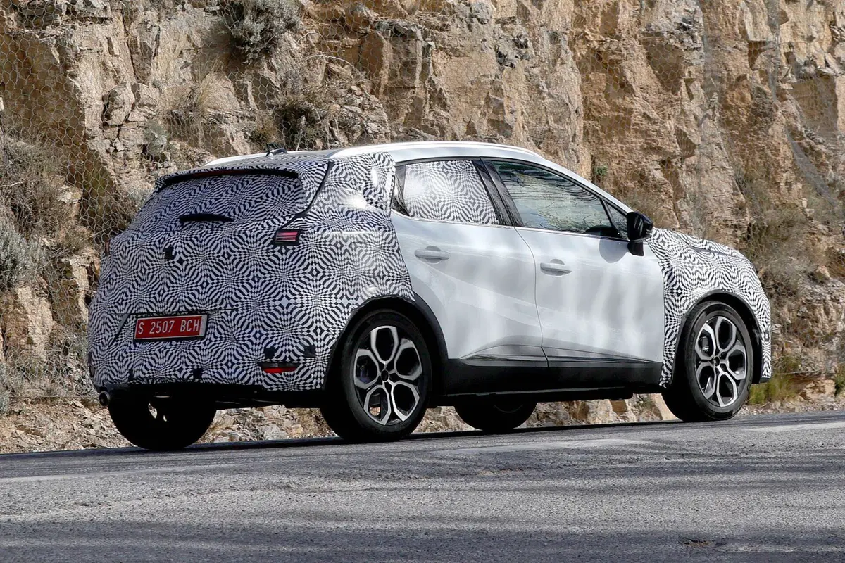 Renault Captur 2024, ecco il nuovo facelift [Foto Spia] (11)