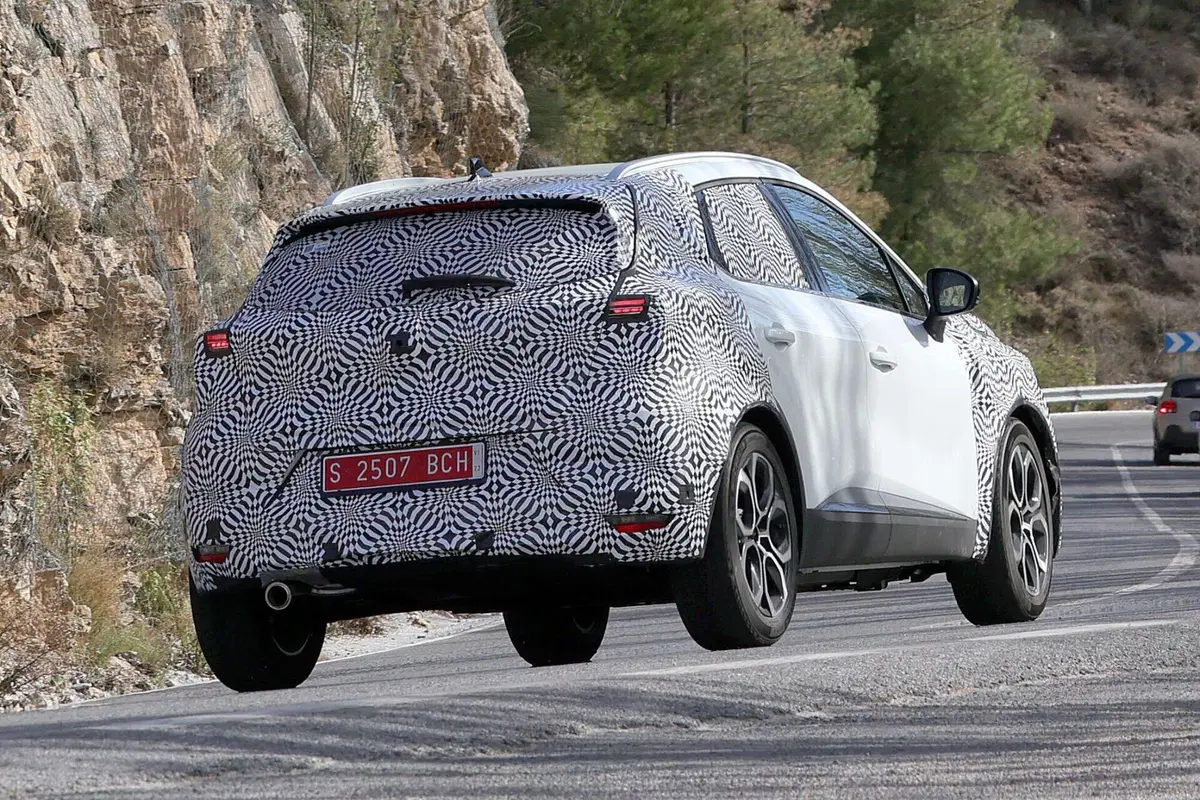 Renault Captur 2024, ecco il nuovo facelift [Foto Spia] (12)