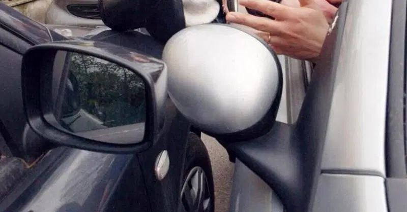La truffa del "pezzo di plastica": ci provano con un pensionato di Monza, ma lui reagisce