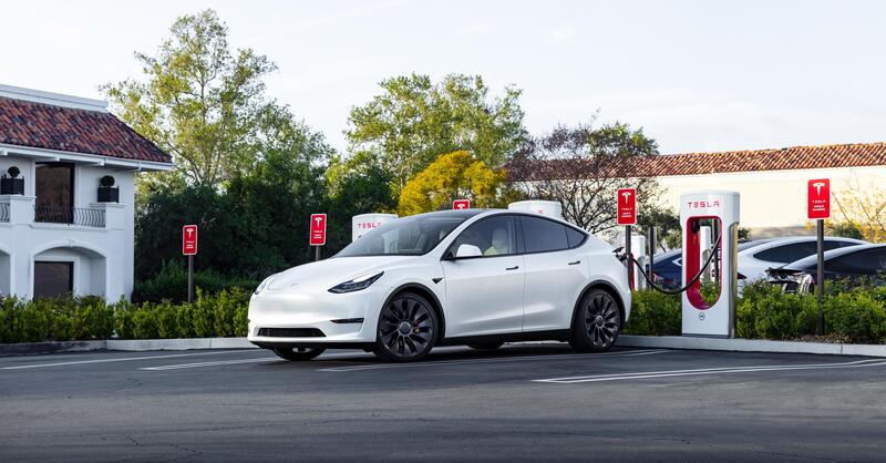 Tesla vuole cancellare le cariche illimitate: i proprietari sono avvertiti