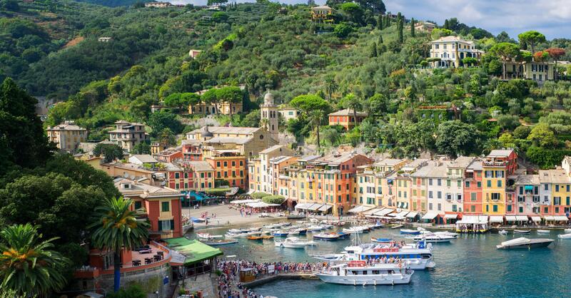 Portofino: divieto di sosta... a piedi. Troppi selfie intralciano il traffico