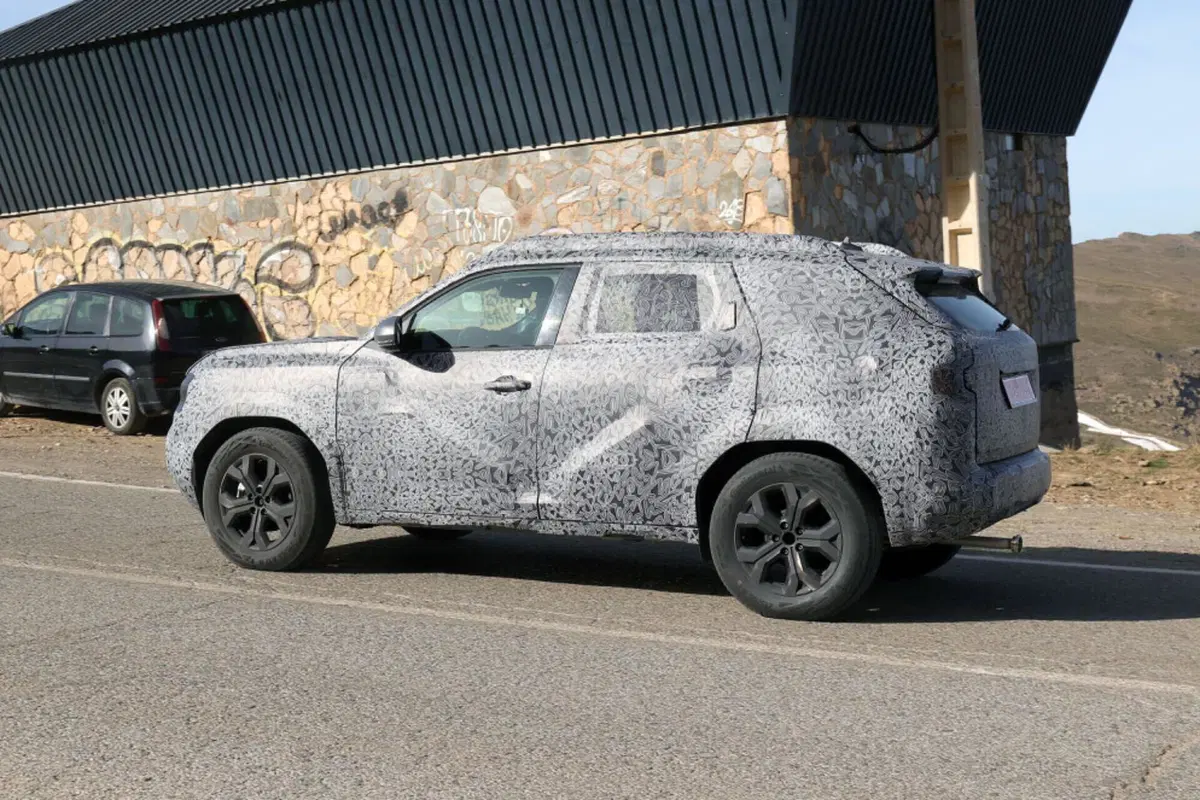 Dacia Duster 2024, la nuova generazione è in arrivo [Foto Spia] (11)