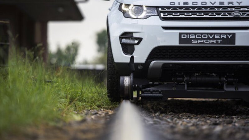 Land Rover Discovery Sport: tre vagoni al traino per 10 km