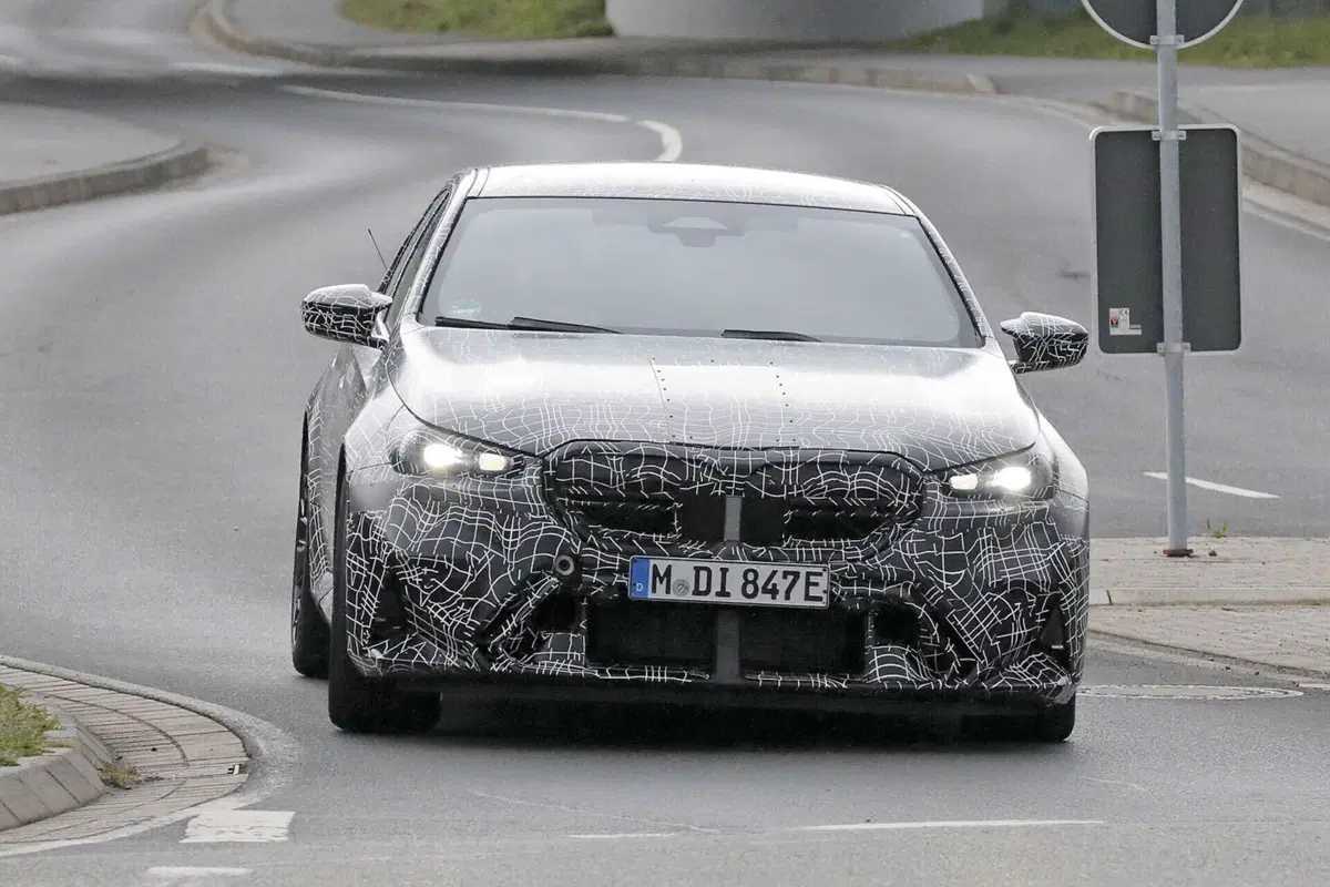 BMW M5 2024, sarà Plug-in con 750 Cv e 1.000 Nm [Foto Spia] (2)