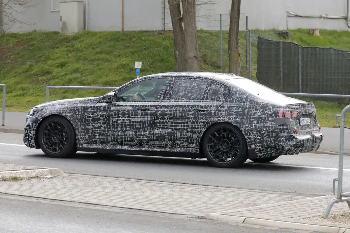 BMW M5 2024, sarà Plug-in con 750 Cv e 1.000 Nm [Foto Spia] (3)