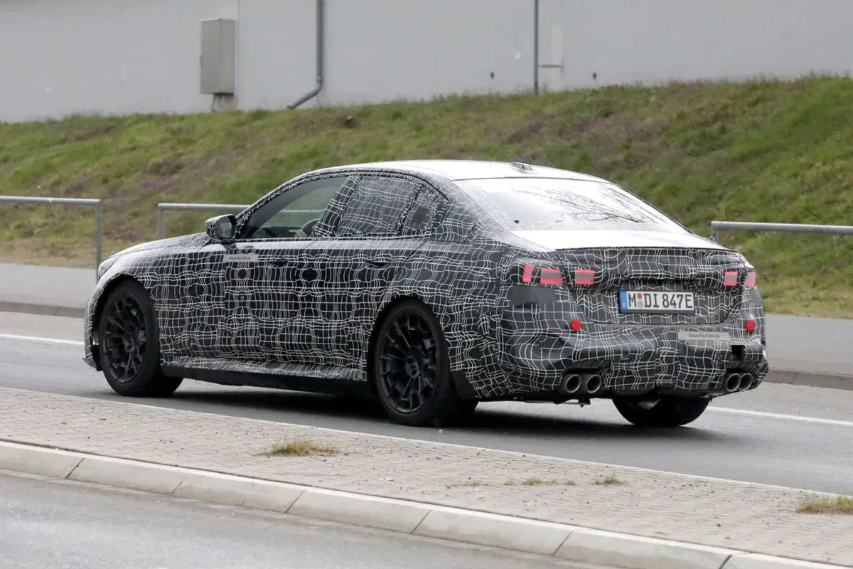 BMW M5 2024, sarà Plug-in con 750 Cv e 1.000 Nm [Foto Spia] (4)