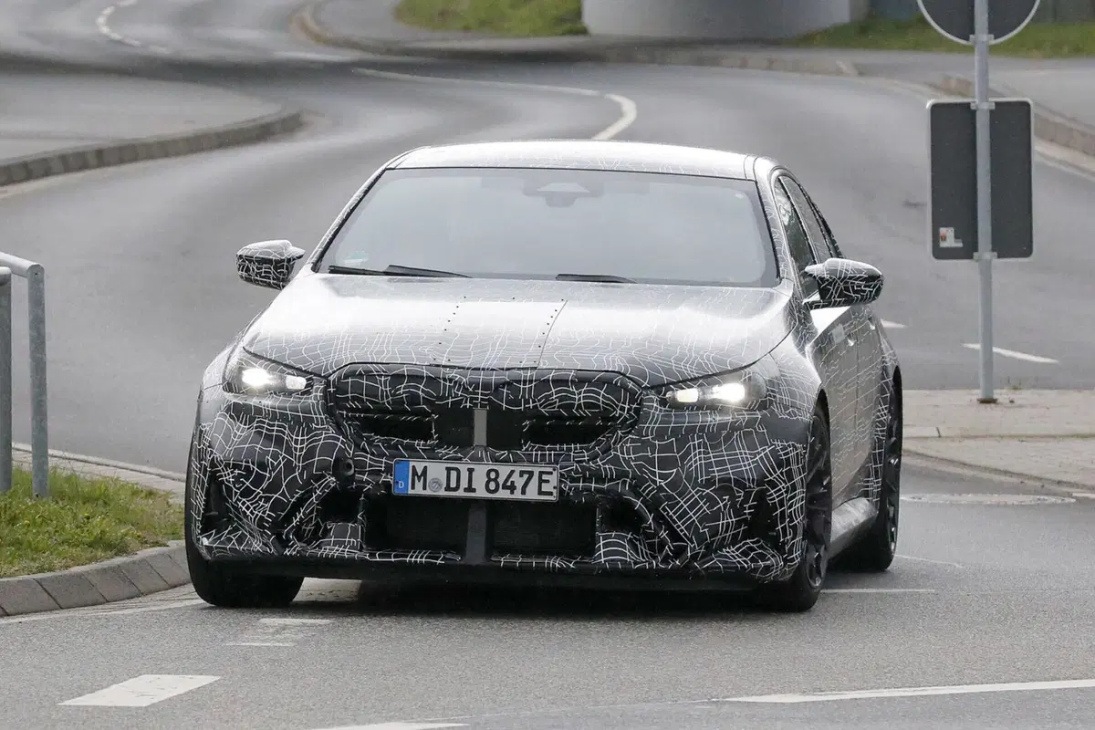 BMW M5 2024, sarà Plug-in con 750 Cv e 1.000 Nm [Foto Spia] (5)