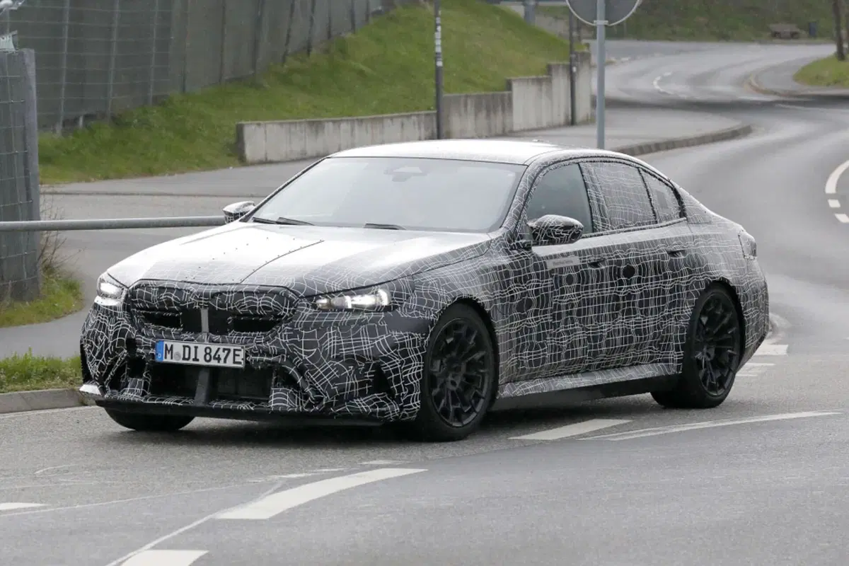 BMW M5 2024, sarà Plug-in con 750 Cv e 1.000 Nm [Foto Spia] (6)