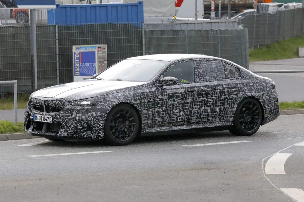BMW M5 2024, sarà Plug-in con 750 Cv e 1.000 Nm [Foto Spia] (7)