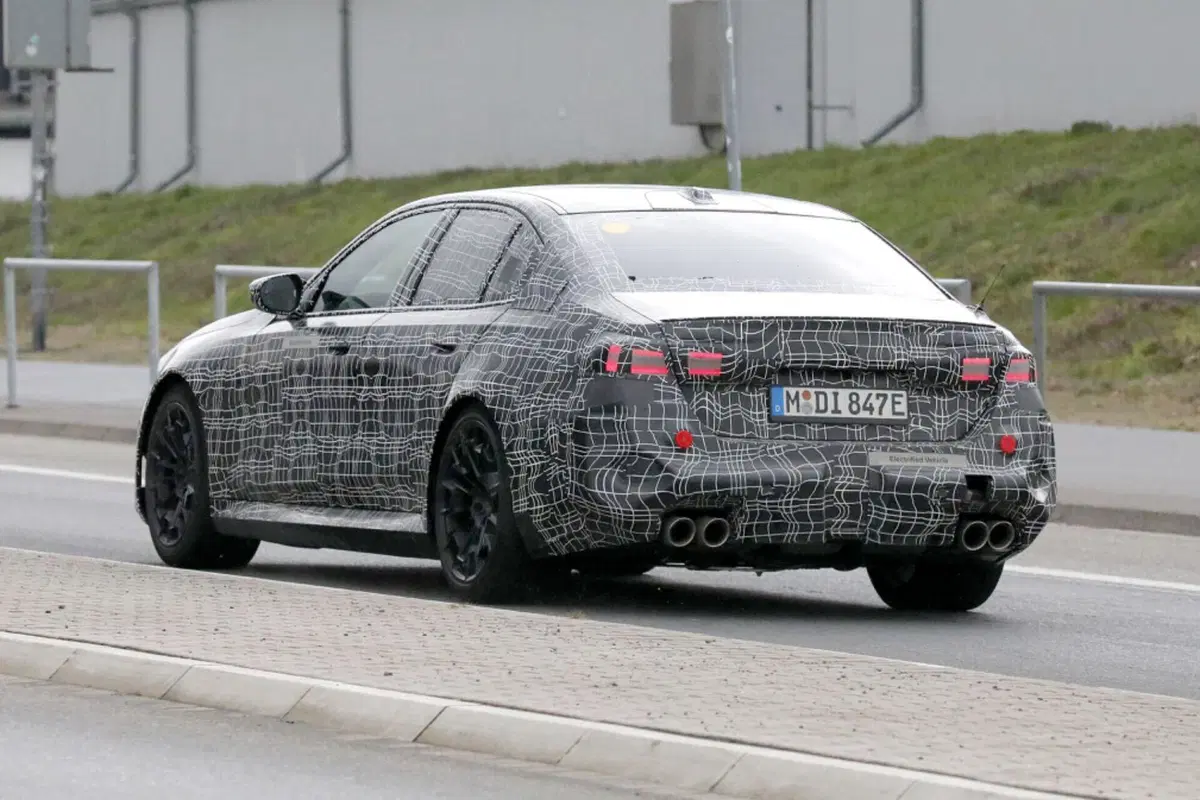 BMW M5 2024, sarà Plug-in con 750 Cv e 1.000 Nm [Foto Spia] (8)