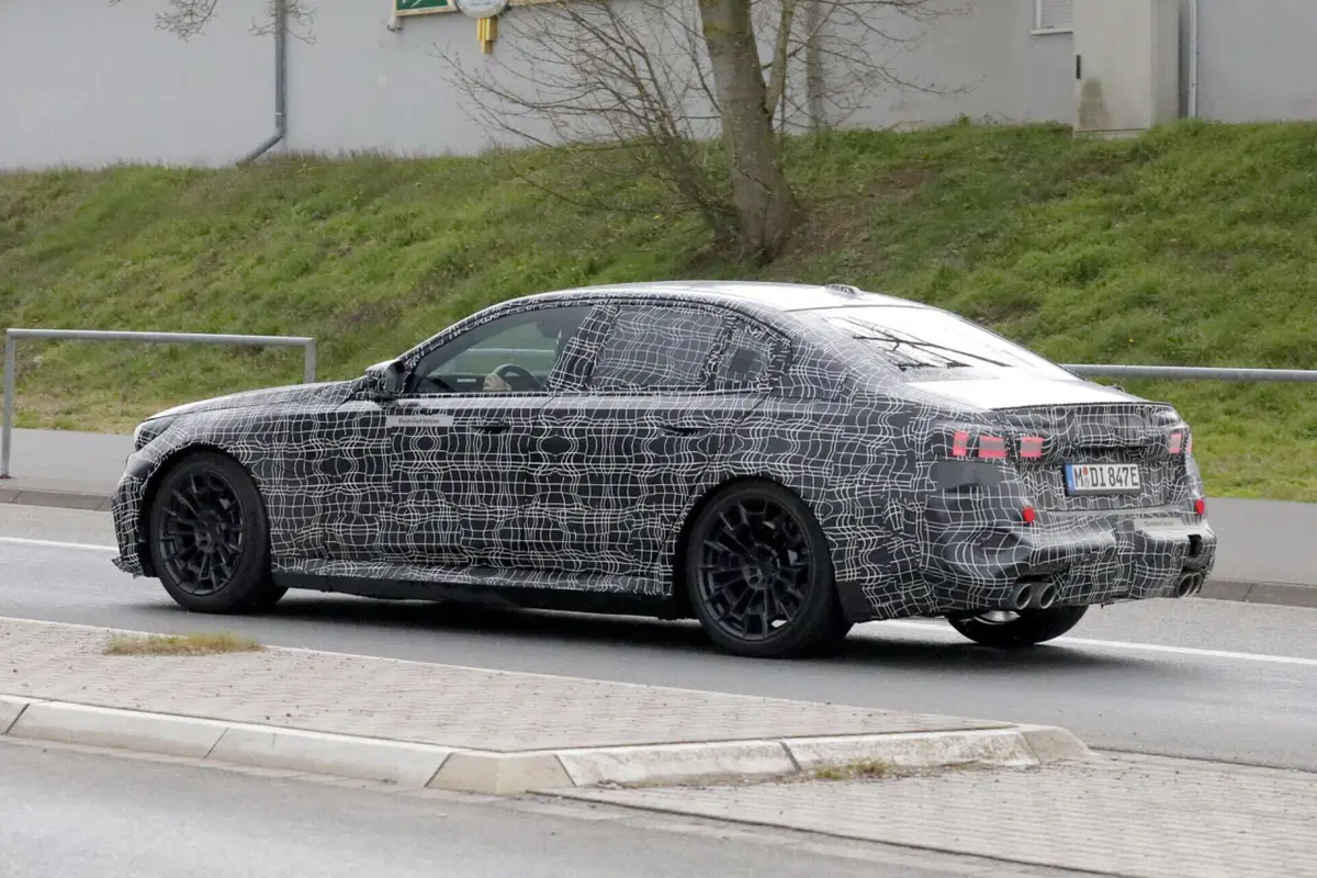 BMW M5 2024, sarà Plug-in con 750 Cv e 1.000 Nm [Foto Spia] (9)