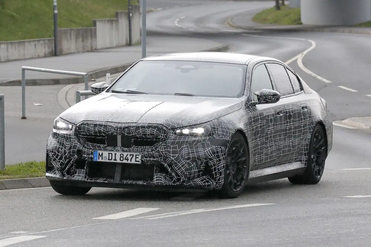 BMW M5 2024, sarà Plug-in con 750 Cv e 1.000 Nm [Foto Spia] (10)