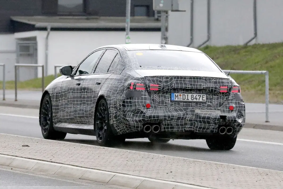 BMW M5 2024, sarà Plug-in con 750 Cv e 1.000 Nm [Foto Spia] (11)