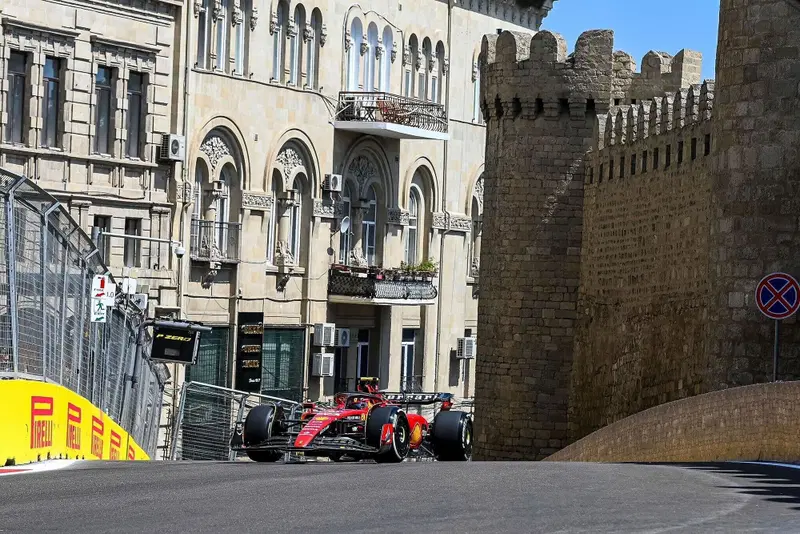 Carlos Sainz in pista a Baku nelle FP1 del GP d'Azerbaijan 2023 di F1