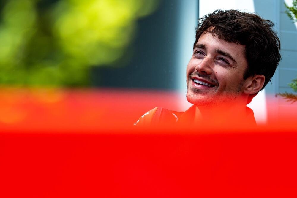 Charles Leclerc nel paddock di Baku nel weekend di gara del GP dell&#039;Azerbaijan 2023 di F1