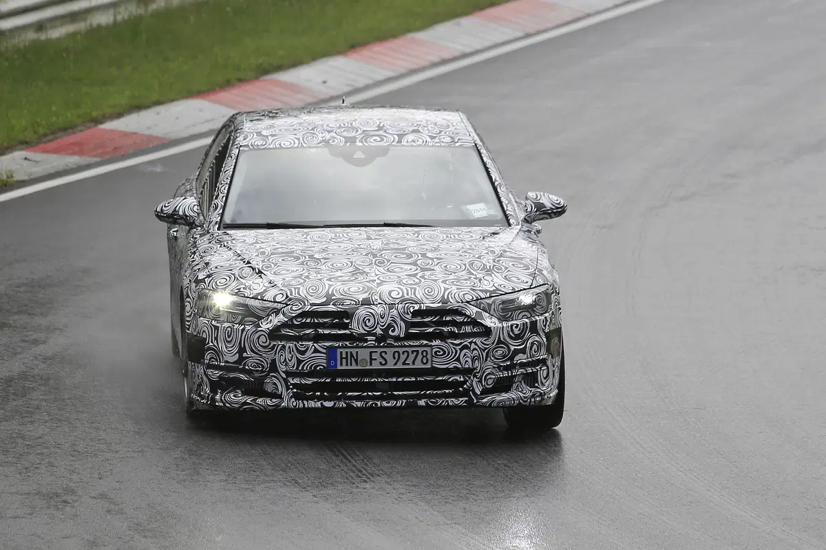 Nuova Audi A8: muletto in test al Nurburgring (2)