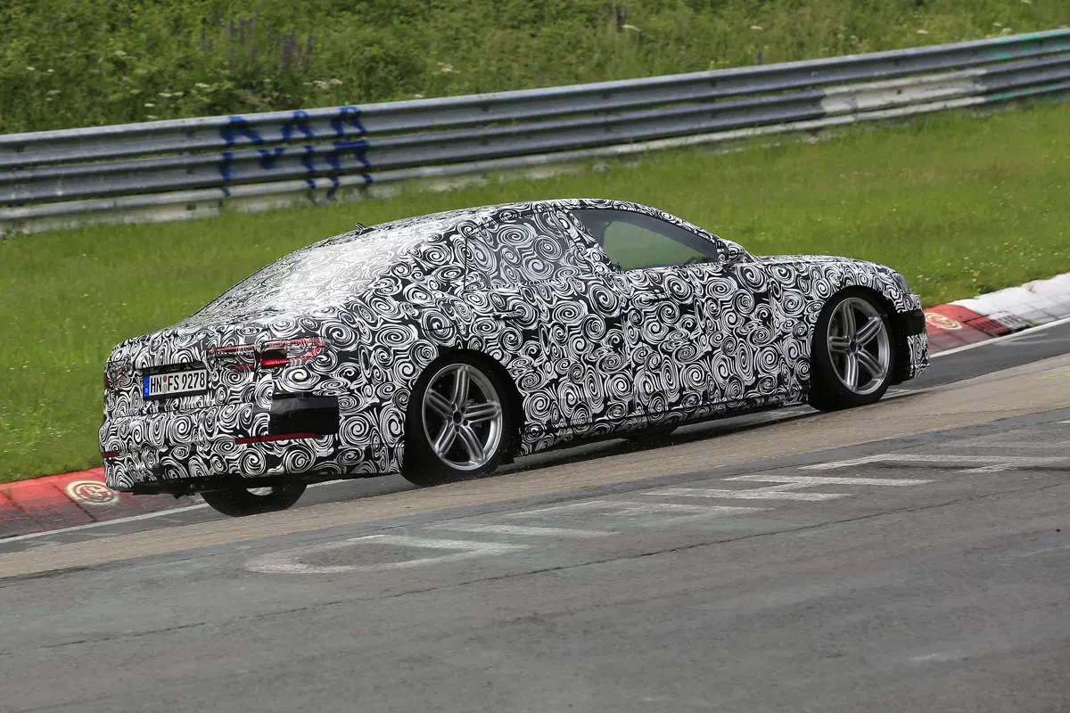 Nuova Audi A8: muletto in test al Nurburgring (3)