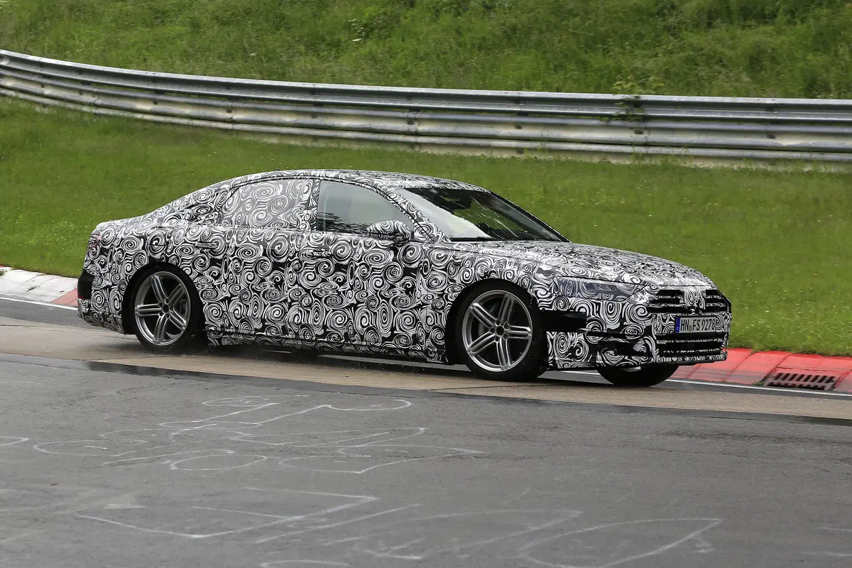 Nuova Audi A8: muletto in test al Nurburgring (4)