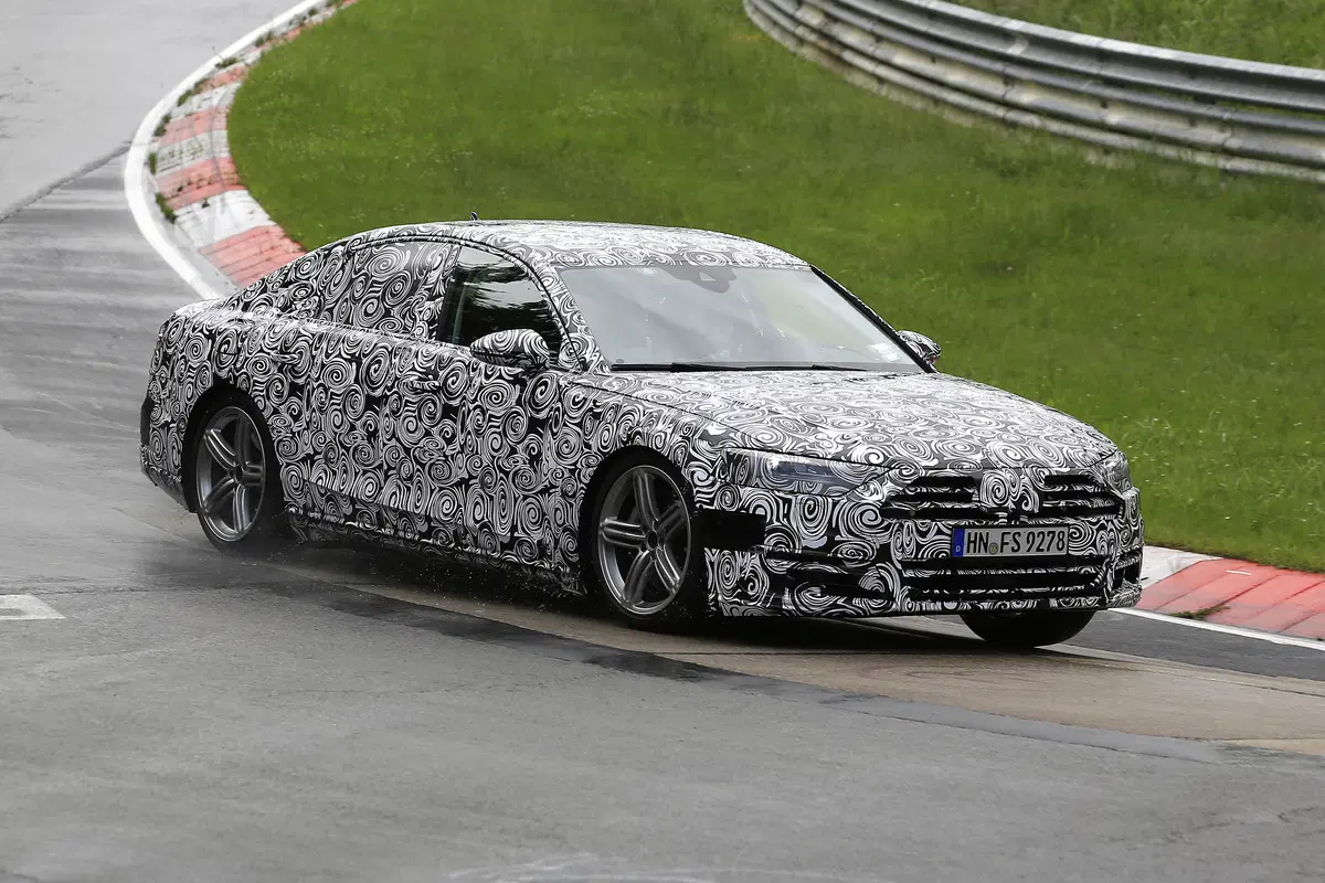 Nuova Audi A8: muletto in test al Nurburgring (5)
