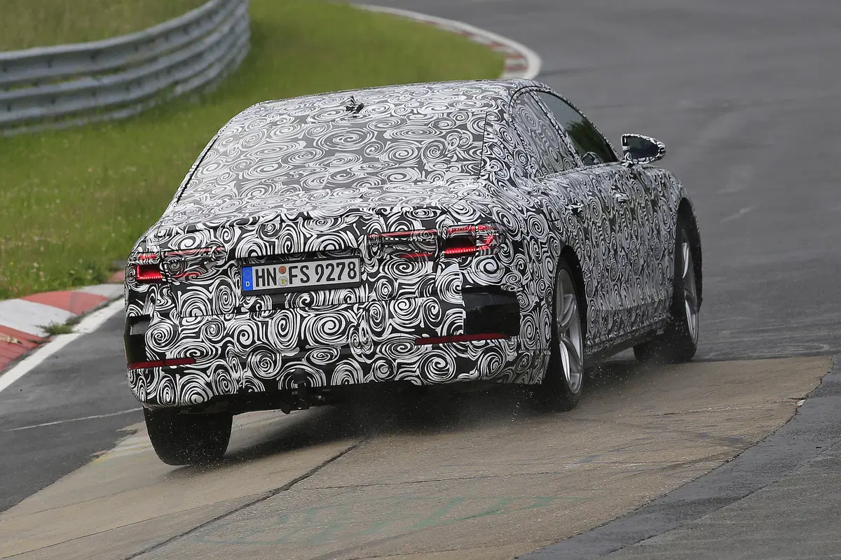 Nuova Audi A8: muletto in test al Nurburgring (6)