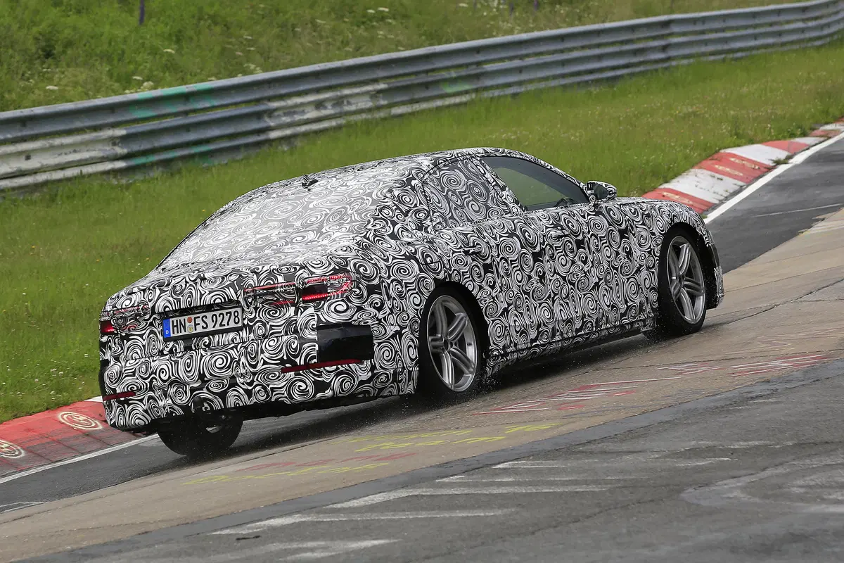 Nuova Audi A8: muletto in test al Nurburgring (7)